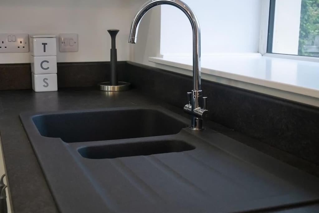 Central 2 Bedroom Luxury Home Close To River Ness อินเวอร์เนส ภายนอก รูปภาพ