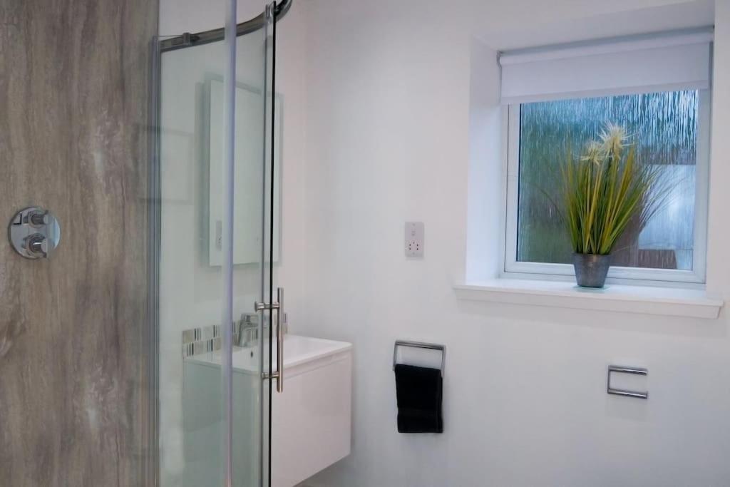 Central 2 Bedroom Luxury Home Close To River Ness อินเวอร์เนส ภายนอก รูปภาพ