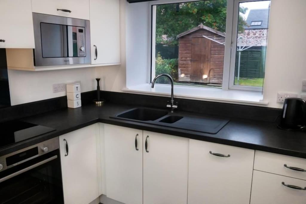Central 2 Bedroom Luxury Home Close To River Ness อินเวอร์เนส ภายนอก รูปภาพ